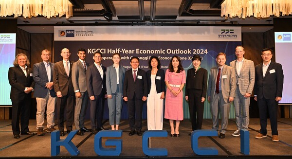 (왼쪽부터) 최태연 아마쎌 코리아 대표이사, 미하엘 헤닉 한국리커만 대표이사, 마틴 행켈만 KGCCI 대표, 데이비드 존스 RWE 리뉴어블즈 코리아 지사장, 샤샤 요바노비치 베바스토코리아 아태지역 CFO, 카타리나 비클렌코 독일무역투자진흥처 한국대표, 정하중 한국지멘스 대표, 이지숙 바이엘코리아 CFO, KGCCI 박현남 한국 회장, 줄리아나 리 도이치은행 아시아 수석 이코노미스트, 게오르크 슈미트 주한독일대사, KGCCI 홀가 게어만 독일 회장, 최원용 경기 경제 자유구역청장이 ‘2024 하반기 이코노믹 아웃룩’에서 기념촬영을 하고 있다. (사진=KGCCI 제공)