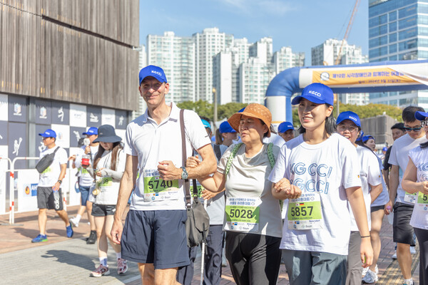 KGCCI와 회원사 임직원이 31일 서울 올림픽공원에서 열린 공동 사회공헌 프로젝트 ‘가이드워커’에 KGCCI 독일 회장인 홀가 게어만 포르쉐코리아 대표(왼쪽)가 참여하고 있다. (사진= KGCCI 제공)