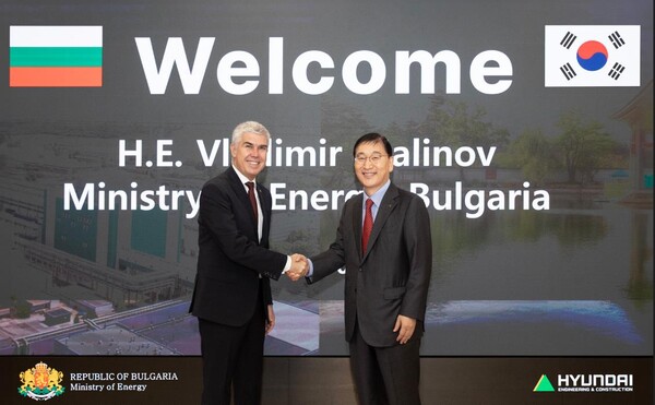 윤영준 현대건설 사장(오른쪽)이 현대건설 계동 본사를 방문한 블라디미르 말리노프 불가리아 에너지부 장관(왼쪽)과 기념사진을 촬영하고 있다.