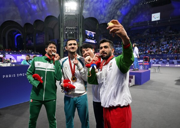 ▲ 8월 31일(현지시간) 프랑스 파리 그랑팔레(Grand Palais)에서 열린 2024 파리 패럴림픽 장애인 태권도 남자 -80kg급(스포츠등급 K44) 공동 취재구역(Mixed Zone)에서 은메달 루이스 나헤라(Luis Mario Najera, 멕시코), 금메달 아사드벡 토슈테미로프(Asadbek Toshtemirov, 우즈베키스탄), 동메달 주정훈(대한민국), 알리레자 바크흐트(Alireza Bakht, 이란) 선수가 갤럭시 Z 플립6 올림픽 에디션으로 빅토리 셀피를 찍고 있다.