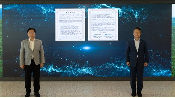 3일 경기도 수원시 소재 경기주택도시공사 대강당에서 열린 ‘폐기물적정처리 융합 플랫폼 구축 협약식’에서 한국환경공단 안병옥 이사장(오른쪽)과 경기주택도시공사 김세용 사장이 기념촬영을 하고 있다.