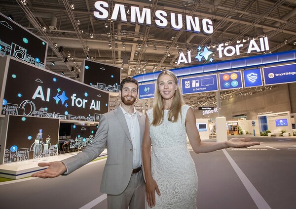 ▲ 오는 6일부터 10일(현지시간) ‘IFA 2024’가 열리는 독일 베를린 ‘메세 베를린(Messe Berlin)’의 ‘시티큐브 베를린(City Cube Berlin)’ 에 위치한 삼성전자 전시관 입구에서 삼성전자 모델이 전시 주제인 ‘모두를 위한 AI(AI for All)’를 소개하고 있다.