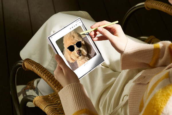 ▲ 삼성전자 모델이 ‘갤럭시 Z 폴드6’으로 간단한 스케치를 정교한 AI 이미지로 변환하는 ‘스케치 변환(Sketch to image)’ 기능을 시연하고 있다.