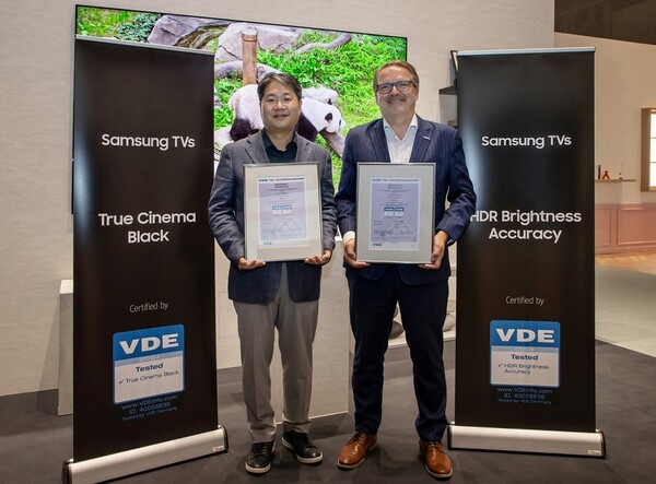 ▲ 삼성전자 영상디스플레이사업부 김용재 부사장(왼쪽)과 스벤 오케(Sven Öhrke) VDE 마케팅·영업담당 사장이 지난 5일 독일 베를린 IFA 삼성 전시관에서 진행된 화질 우수성 인증 수여식에서 기념 촬영을 하고 있다.