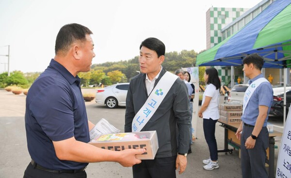 사진설명 : (좌측) 폐기물 운반기사, (우측) 송병억 공사 사장