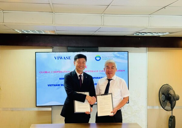 한국환경공단(이사장 안병옥)은 10일 베트남 하노이에서 공공하수도 분야 상호협력 관계 구축을 위해 베트남 상하수도환경공사(VIWASE)와 업무협약을 체결했다.