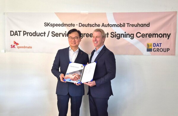 안무인 SK스피드메이트 대표(왼쪽)와 헬머트 아이퍼트 DAT CEO가 독일 오스트필데른에 위치한 DAT 본사에서 열린 AI 차량 견적 프로그램 사용 체결식에서 기념사진을 촬영하고 있다.
