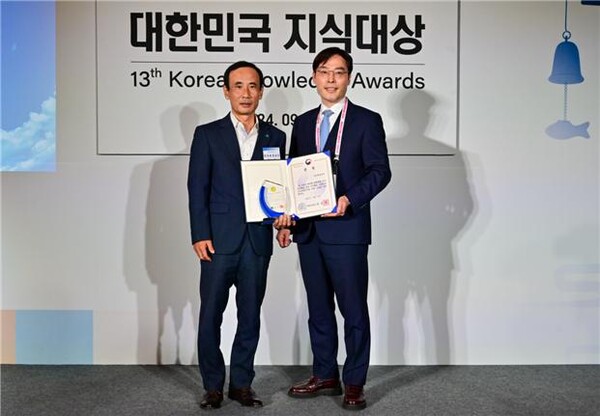 한국환경공단(정재웅 자원순환이사 왼쪽)은 11일 제13회 대한민국 지식대상 에서‘행정안전부장관상을 ’수상했다.