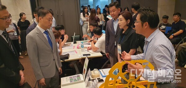 ▲차광명 경영이사(사진 왼쪽)가 2024동반성장페스타 현장에 참석에 구매상담중인 기업대표들을 격려하고 있다.