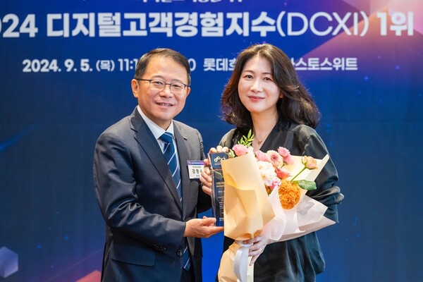 ▲ 9월 5일 서울 소공동 롯데호텔에서 진행된 ‘디지털 고객 경험지수(DCXI)’ 인증 수여식에서 한국표준협회 강명수 회장(왼쪽)과 삼성전자 이보나 상무(오른쪽)가 기념 촬영을 하고 있다.