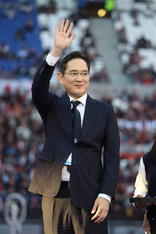 ▲ 15일(현지시간) 프랑스 리옹 소재 그루파마스타디움에서 열린 국제기능올림픽 폐회식에 참석한 이재용 회장이 메달 시상을 위해 이동하는 모습