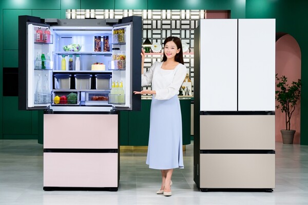 ▲ 삼성전자 모델이 ‘비스포크 AI 김치플러스’의 ‘냄새 케어 김치통’을 소개하고 있는 모습