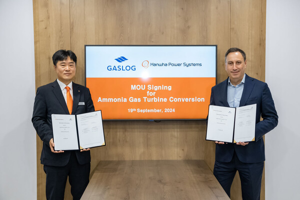 사진= 김형석 한화파워시스템 선박솔루션사업부장, (우) Mr. Konstantinos Karathanos GasLog COO