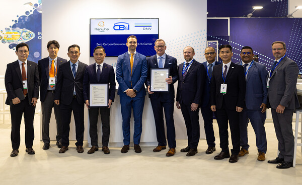 사진=휴스턴에서 열리고 있는 가스텍2024에서 한화오션 제품전략기술원장 손영창 부사장(왼쪽에서 네번째)과 DNV 마틴 손드레 카트라이트 가스선종 글로벌 영업본부장(왼쪽에서 다섯번째), CB&I 마크 버츠 대표(왼쪽에서 여섯번째) 등 3사 관계자들이 참석한 가운데 액화수소운반선에 대한 기본 인증식을 가졌다.