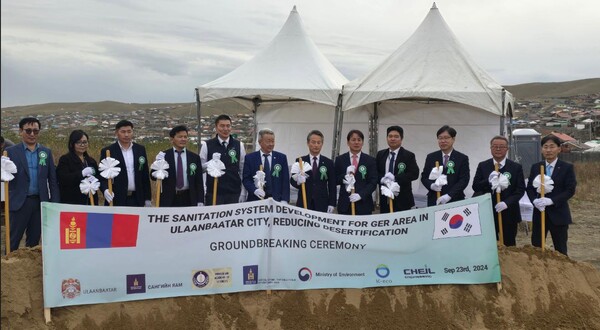 23일 ‘몽골 울란바토르시 게르지역 위생 개선사업 착공식’에서 한국환경공단 안병옥 이사장(왼쪽에서 7번째)과 울란바토르시 제1부시장 만돌(Manduul)(왼쪽에서 5번째) 등 관계자들이 기념촬영을 하고 있다.