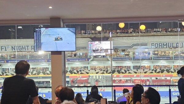 ▲ 9월 20~22일(현지시간) 싱가포르의 마리나 베이 스트리트 서킷에서 열린 ‘F1 싱가포르 그랑프리’에서 관객들이 실내 라운지인 스카이 스위트(Sky Suite)에 설치된 삼성전자 TV를 통해 실시간으로 경기를 관람하고 있는 모습