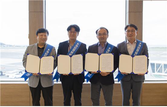 24일 한국환경공단 등 4개 공공기관 개인정보보호책임자는 제주국제공항 회의실에서 정보보호 강화 결의문에 서약했다.(오른쪽 첫 번째 장인환 한국환경공단 디지털혁신처장)