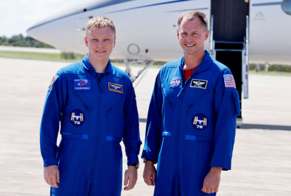(사진=로이터통신) 2024년 9월 21일 미국 플로리다주 케이프 커내버럴에 있는 국제우주정거장(ISS)으로의 발사를 앞두고 NASA의 크루-9 우주비행사 닉 헤이그(오른쪽)와 로스코스모스 우주비행사 알렉산더 고르부노프가 케네디 우주센터에 도착하고 있다.
