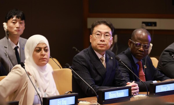 25일(현지시각) 미국 뉴욕 UN플라자에서 열린 유엔총회 UNDP 부대행사에서 차광명 한국환경공단 경영기획이사(왼쪽 2번째)가 발표를 하고 있다.