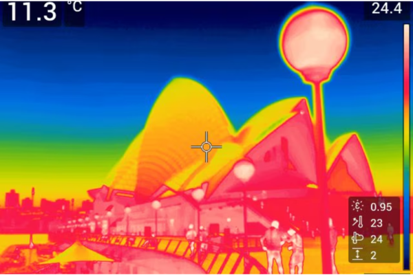 (사진=뉴사우스웨일스대학교) UNSW 연구원들은 밤에 얼마나 많은 방사선이 있는지 보여주기 위해 시드니 항구의 적외선 이미지를 촬영했다.