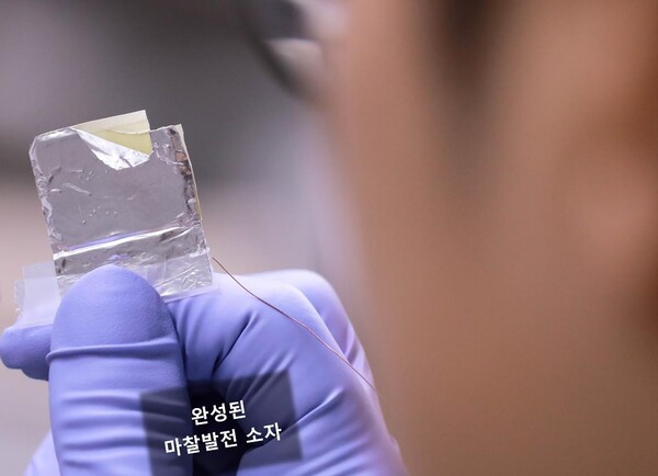 이온겔 전기이중층(iEDL) 마찰전기 발전 시스템의 성능 테스트 결과. (사진=화학연 제공) 