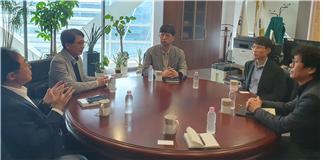 이재진 위원장(왼쪽 첫 번째)과 박정렬 원장(오른쪽 두 번째). 사진=인신윤위 제공