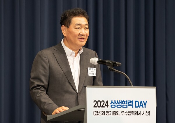 ▲ 올해 3월 28일 수원 라마다 호텔에서 삼성전자가 협성회 회원들과 함께 개최한 ‘2024년 상생협력데이’에서 인사말을 하고 있는 삼성전자 대표이사 한종희 부회장