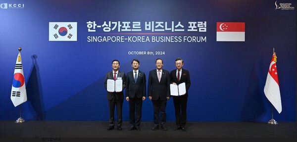 (사진설명: 8일(현지시간) 싱가포르 리츠칼튼 호텔에서 열린 '한-싱가포르 비즈니스 포럼'에서 현대건설은 서바나 주롱과 ‘차세대 발전사업, 신재생에너지, 탄소저감 분야에 대한 공동연구 및 기술교류를 위한 업무협약’을 체결했다. 왼쪽부터 윤영준 현대건설 사장, 안덕근 산업통상자원부 장관, 탄시렝 싱가포르 통상산업부 제2장관, 션 치아오 서바나 주롱 사장.)