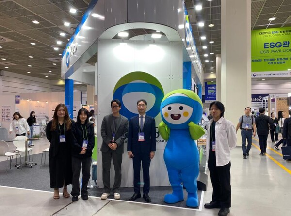 11일 코엑스에서 열린 “2024 대한민국 ESG 친환경대전”에 참석한 공단 차광명 경영기획이사(왼쪽에서 4번째)가 홍보관 공동운영 청년창업기업과 기념촬영을 하고 있다.
