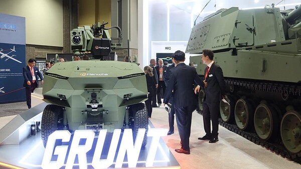 한화에어로스페이스가 처음으로 실물을 공개한 다목적무인차량 'GRUNT'를 둘러보고 있는 관람객