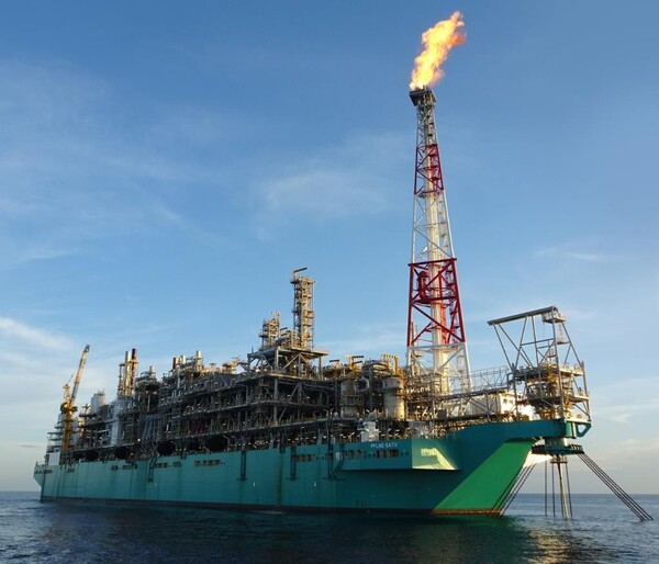 한화오션이 세계 최초로 건조해 인도한 LNG-FPSO