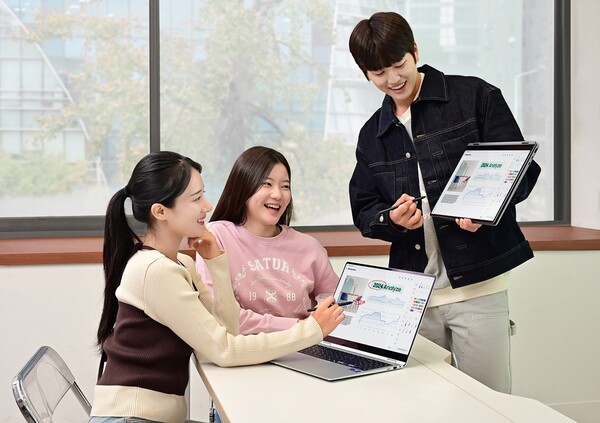 ▲ 삼성전자 모델이 강력한 AI PC 경험을 제공하는 ‘갤럭시 북5 Pro 360’을 사용하고 있다