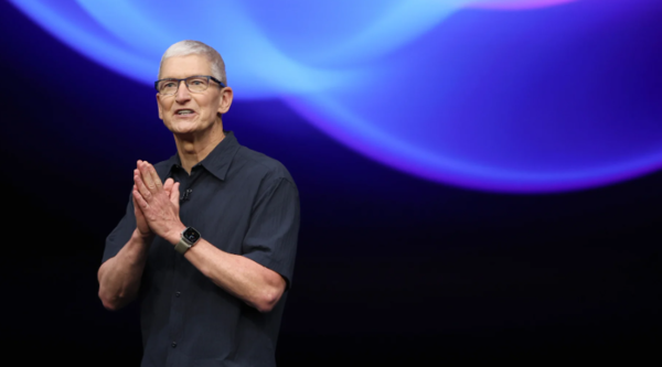 (사진=게티이미지) 팀 쿡 애플 최고경영자(CEO)가 2024년 9월 9일(현지시간) 미국 캘리포니아주 쿠퍼티노에 있는 애플 본사에서 열린 애플 행사 시작에 앞서 연설하고 있다.