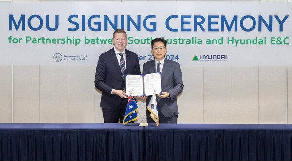 21일(월) 현대건설 계동 본사에서 최영 현대건설 뉴에너지 사업부장(오른쪽)과 조 삭아치 남호주 무역투자장관(왼쪽)이 ‘신재생에너지, 인프라 및 주택 사업 분야 협력에 관한 포괄적 업무혐약’을 체결한 후 기념사진을 촬영하고 있다.