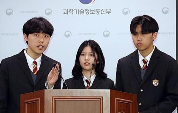 과학기술정보통신부 국립중앙과학관이 22일 정부세종청사에서 전국의 초·중·고 학생과 교원·일반인들을 대상으로 개최한 제70회 전국과학전람회 심사 결과를 발표했다. 영예의 대통령상을 받은 학생부 '퀀텀닷스타즈'팀(경기북과학고 2학년 곽승재(왼쪽부터), 조하린, 한준상)이 출품작인 '퀀텀 닷을 활용한 라즈베이 파이 기반의 휴대용 UV-Vis 키트 제작'을 설명하고 있다. (사진=연합뉴스)