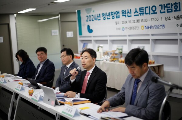 ▲22일 서울 공유스페이스 포엘에서 열린 ‘2024년 청년창업 혁신 스튜디오 간담회 및 네트워크 데이’에서 한국환경공단 차광명 경영기획이사가 청년기업 대표들을 격려하고 있다.