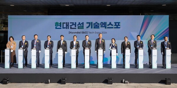 현대건설은 24일(목) 종로구 계동에 위치한 현대건설 사옥에서 ‘현대건설 기술엑스포 2024’을 개최했다. 현대건설 윤영준 사장(오른쪽에서 7번째)과 건설 업계 주요 인사들이 오프닝 세리머니를 진행하고 있다.