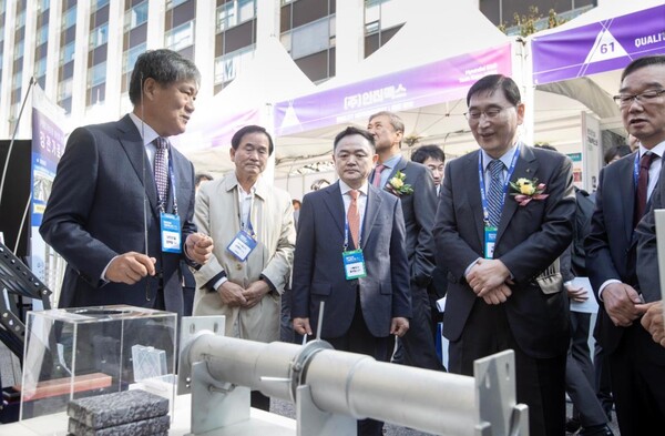 현대건설은 24일(목) 종로구 계동에 위치한 현대건설 계동사옥에서 ‘현대건설 기술엑스포 2024’을 개최했다. 현대건설 윤영준 사장과 업계 관계자들이 행사 전시 부스를 둘러보고 있다.