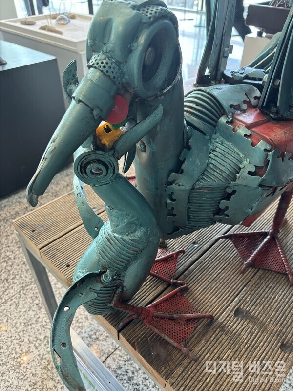 정크아트 대상 수상작. 알바트로스가 위험하다(박인선)