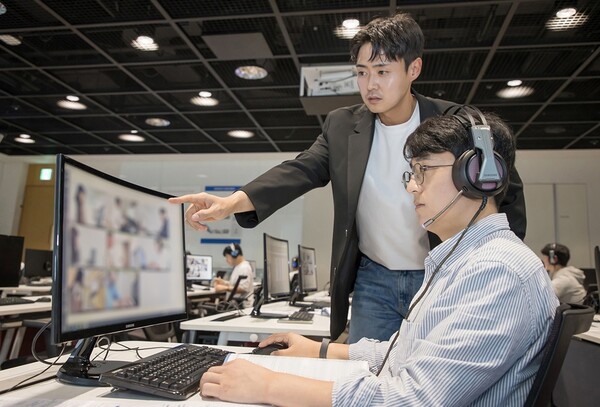 ▲ 지난 10.19(토) 경기도 용인에 위치한 삼성전자 인재개발원에서 삼성전자 감독관들이 응시자들을 대상으로 예비 소집을 진행하고 있는 모습