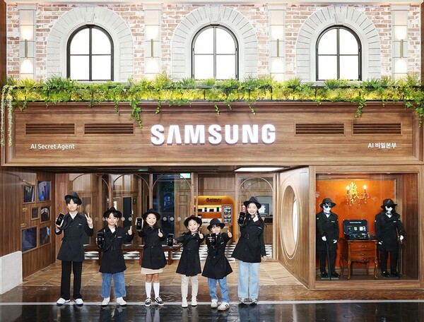 ▲ 서울 잠실에 위치한 ‘키자니아 서울’의 ‘AI 비밀 본부 체험관’에서 어린이 관람객들이 미션을 수행하고 획득한 뱃지를 소개하고 있다.