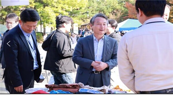 한국환경공단(이사장 안병옥)은 30일 환경사랑 나눔장터를 통해 임직원들의 기부 물품 판매 수익금을 지역사회 취약계층에 기부하고, 미판매 물품은 사회적기업 아름다운 가게에 기증했다.
