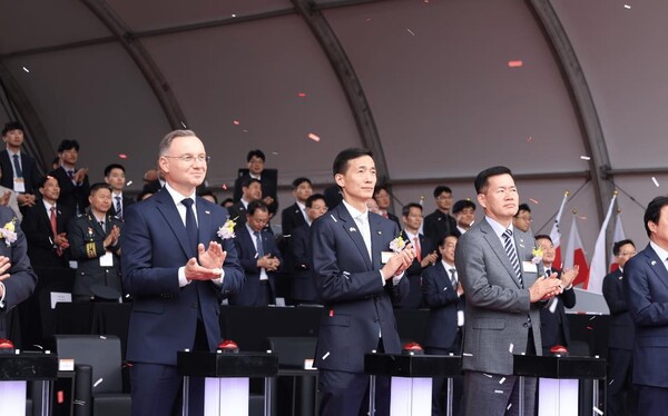 25일 한화에어로스페이스 창원3사업장에서 열린 폴란드 대통령 방문 환영 기념행사에서 김동관 한화그룹 부회장이 안제이 두다 대통령, 석종건 방위사업청장 등 참석자들과 함께 K9, 천무 등 실물장비 기동시연을 보며 박수를 치고 있다.