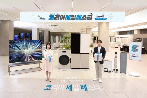 ▲ 삼성전자 모델들이 삼성스토어 대치에서 ‘삼성전자와 함께하는 코리아세일페스타’를 소개하고 있다.