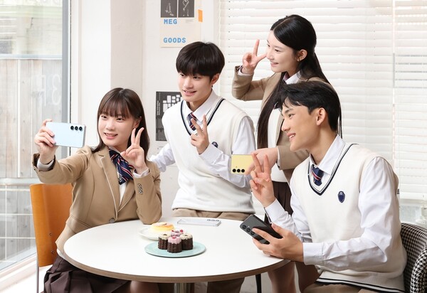 ▲ 삼성전자 모델들이 ‘갤럭시 S24 FE’로 셀피를 촬영하는 모습