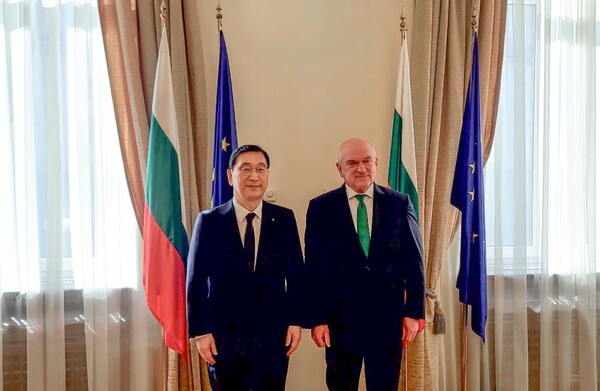 4일(현지시간) 불가리아 코즐로두이 대형원전 설계 계약 체결에 앞서 진행된 면담 자리에서 현대건설 윤영준 사장(왼쪽)과 디미타르 글라브체프 총리(오른쪽)가 기념사진을 촬영하고 있다.