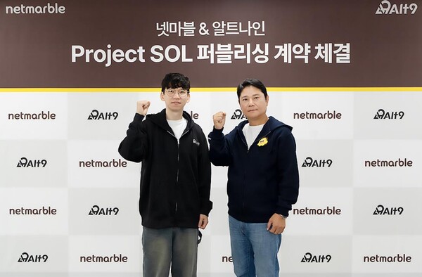 넷마블 권영식 대표(오른쪽)와 알트나인 김효수 대표(왼쪽)가 '프로젝트 SOL' 퍼블리싱 계약을 체결했다.