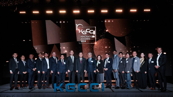 제10회 KGCCI 이노베이션 어워드 수상자들과 KGCCI 이사진 및 주요 귀빈들이 단체기념 사진을 촬영하고 있다. (사진=주한독일상공회의소 제공)