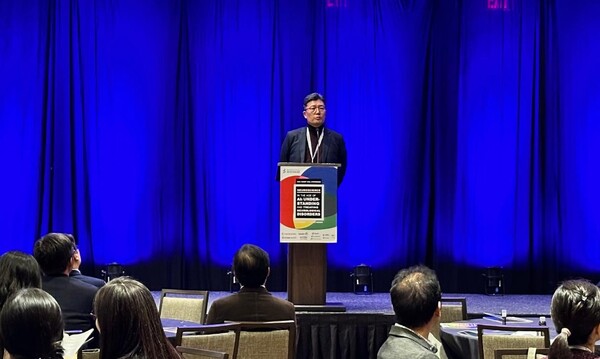 2024 KASBP 가을 심포지엄에서 동아에스티 박재홍 R&D 총괄 사장이 참여자들을 대상으로 동아에스티 R&D 파이프라인과 글로벌 오픈이노베이션 전략에 대해 발표하고 있다.