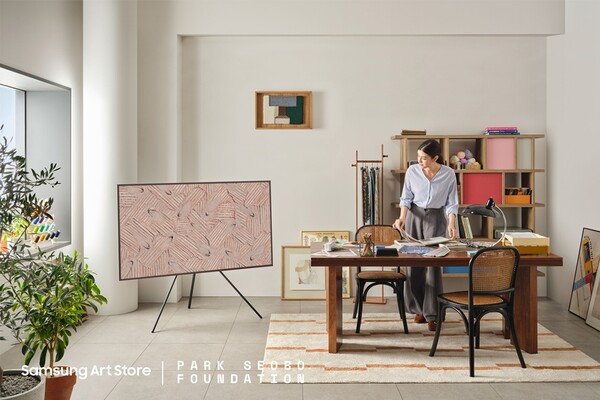 ▲ ‘삼성 아트 스토어’를 통해 단색화의 거장 고 박서보 화백의 작품을 만나볼 수 있다. ‘더 프레임’을 통해 만날 수 있는 ‘묘법 No.900719 (1990년 작)’